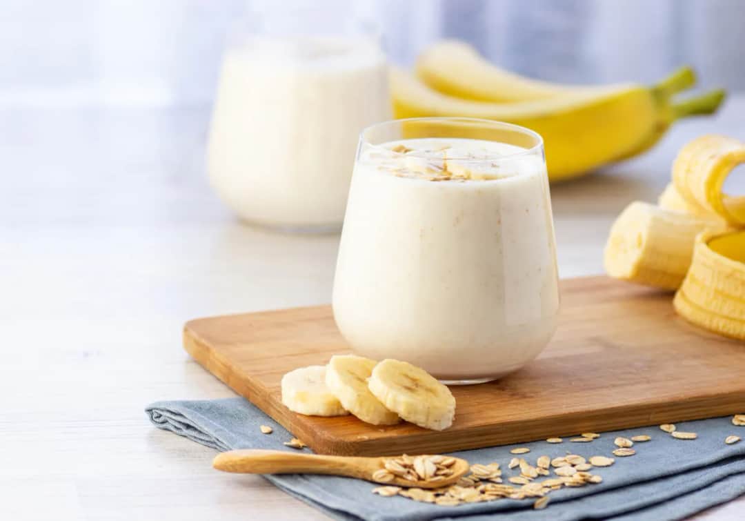 Prosty przepis na koktajl bananowy z mlekiem, który zachwyci smakiem