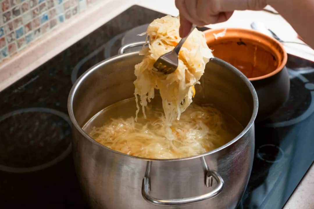 Jak długo gotować kapustę kiszoną, żeby była idealnie miękka?