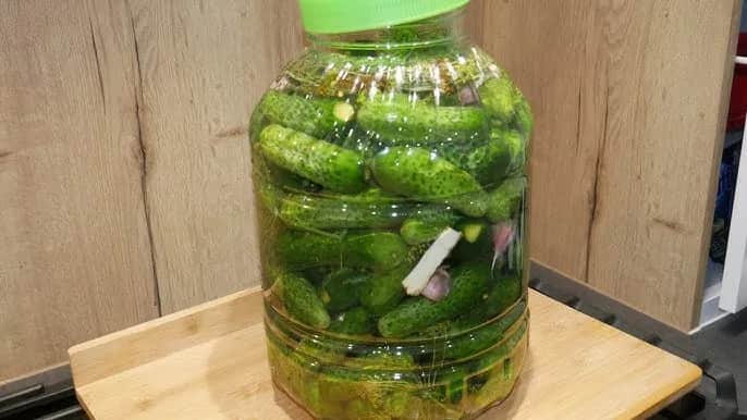 Jak kisić ogórki w dużym słoju, aby uniknąć pleśni i uzyskać smak