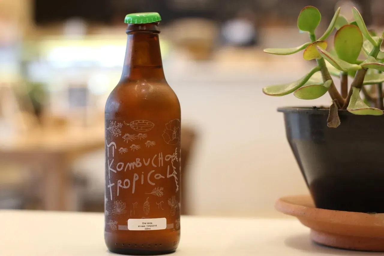 Jak smakuje kombucha? Odkryj jej zaskakujące smaki i aromaty