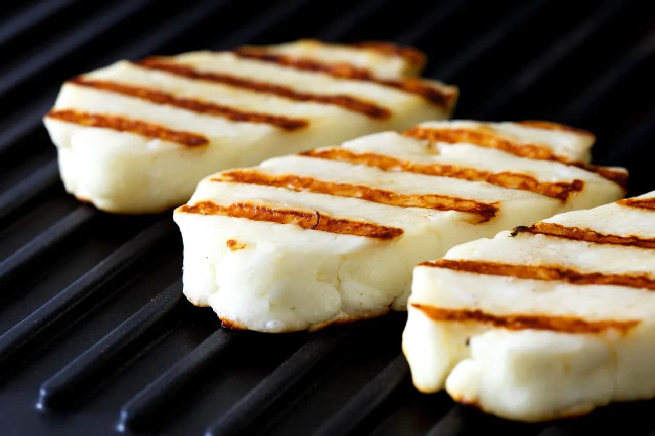 Jak zrobić ser halloumi na grillu, aby był idealnie chrupiący i smaczny
