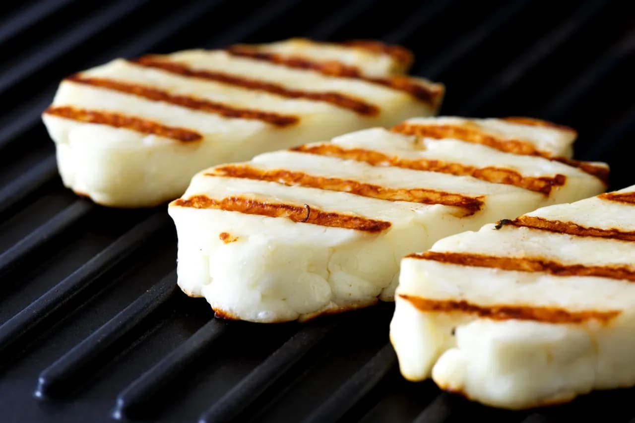 Jak zrobić ser halloumi na grillu, aby był idealnie chrupiący i smaczny