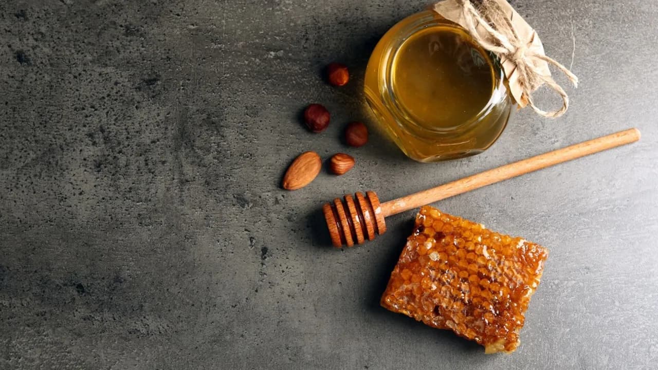 Czy miód jest szkodliwy? Poznaj ukryte ryzyka i korzyści zdrowotne