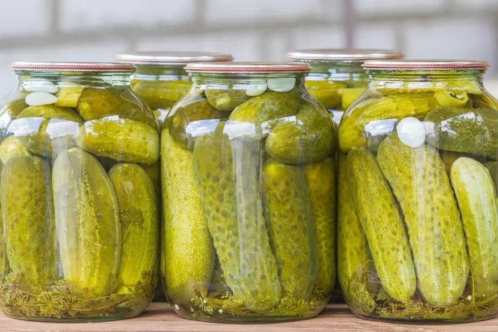 Czy można pasteryzować ogórki kiszone? Poznaj skutki i alternatywy