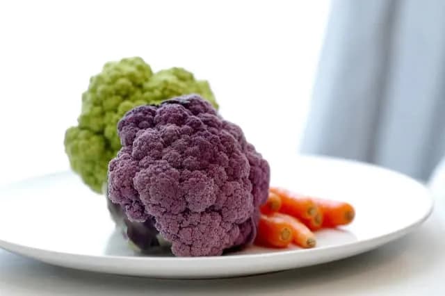 Ile kcal ma zupa kalafiorowa? Sprawdź kaloryczność różnych wersji