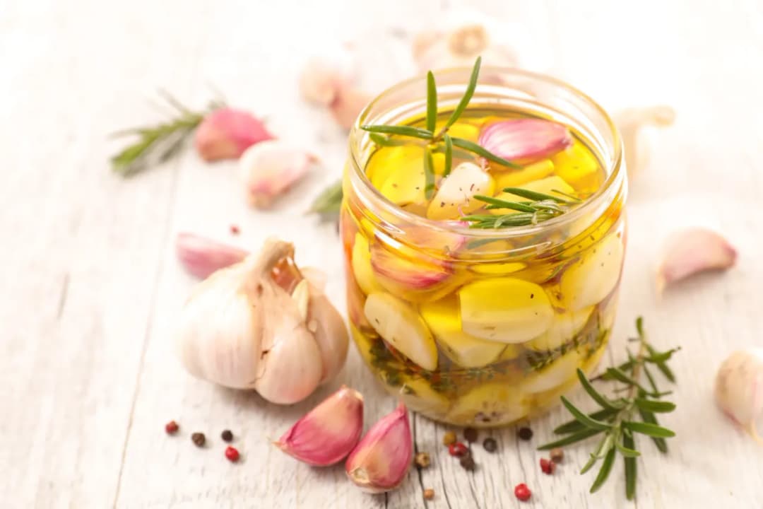 Zielona oliwa jak zrobić - sprawdzony przepis na aromatyczną oliwę ziołową