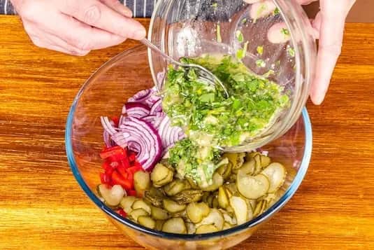 Jak zrobić sałatkę z ogórków kiszonych w kilka minut - łatwy przepis