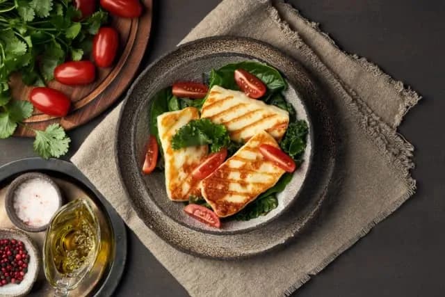 Czy halloumi ma laktozę? Sprawdź, zanim zjesz ten ser!