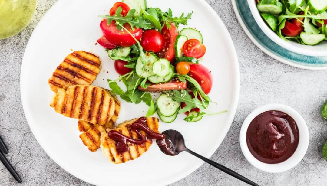 Jak grillować halloumi: proste kroki do idealnego smaku i tekstury